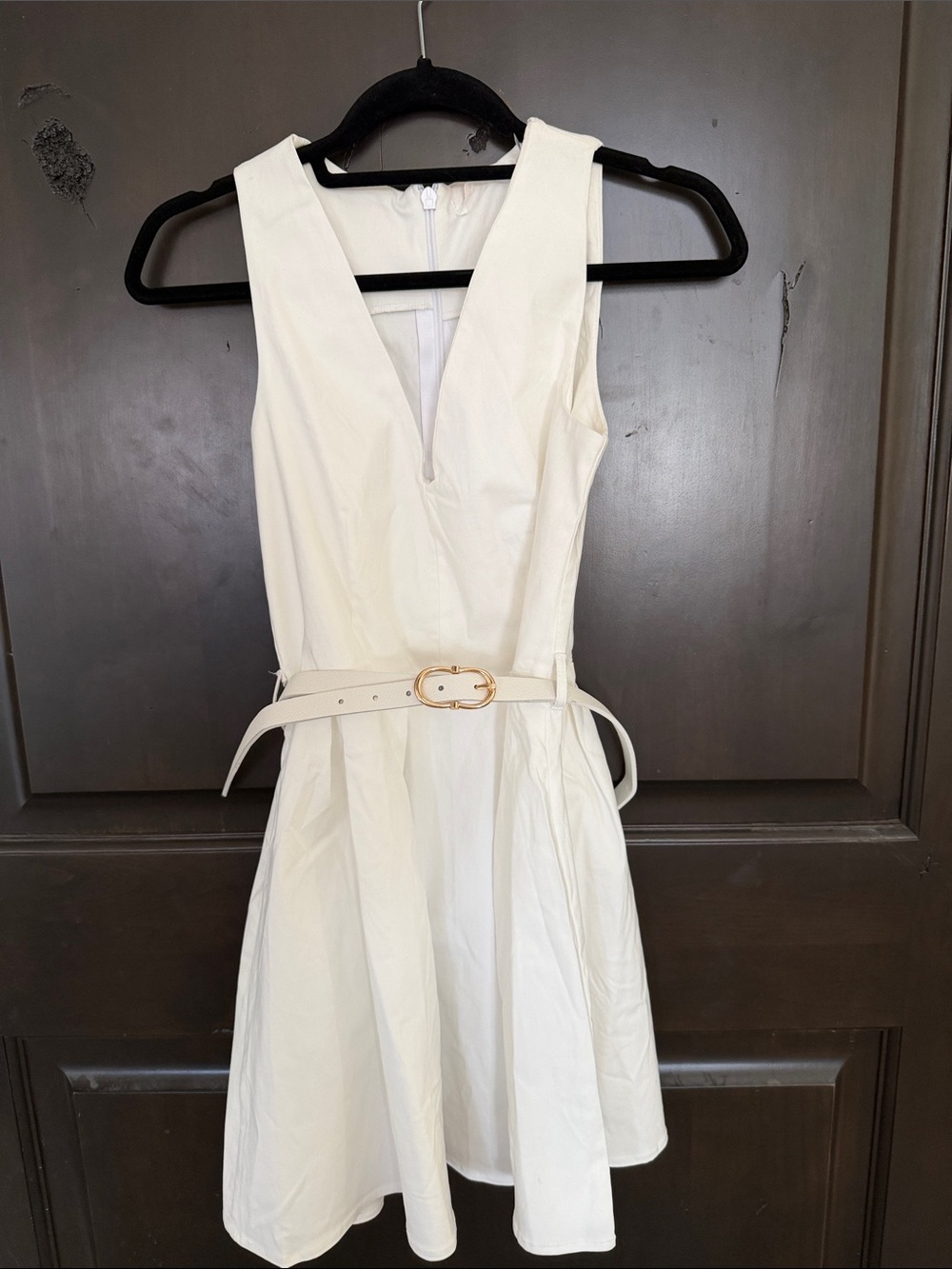 Soleil de Juillet Sleeveless White Mini Dress with Gold-Buckle Belt Size M